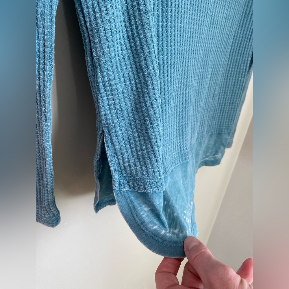 Z Supply V Neck Long Sleeve Distressed Blue Waffle Shirt Size XS Boho Casual - Picture 7 of 10
